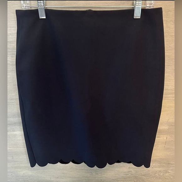 Banana Republic Dresses & Skirts - Banana Republic Pencil Skirt Navy Blue Scalloped Hem Size 8 Like New